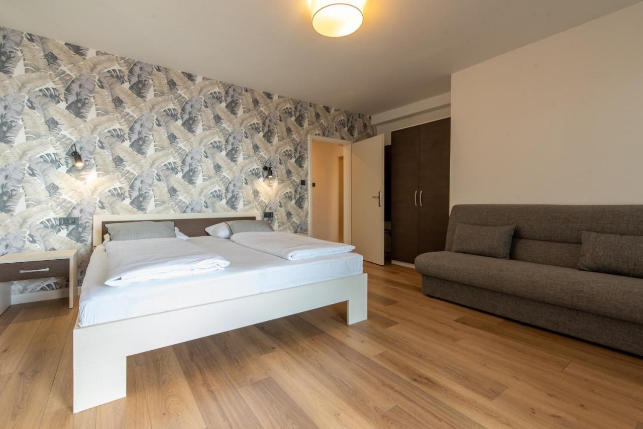 Apartments Amigos Подстрана Екстер'єр фото