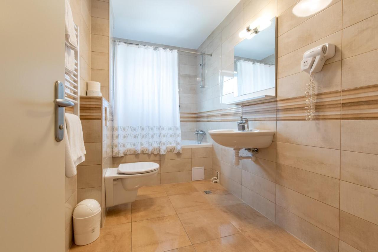 Apartments Amigos Подстрана Екстер'єр фото