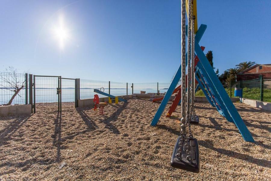 Apartments Amigos Подстрана Екстер'єр фото